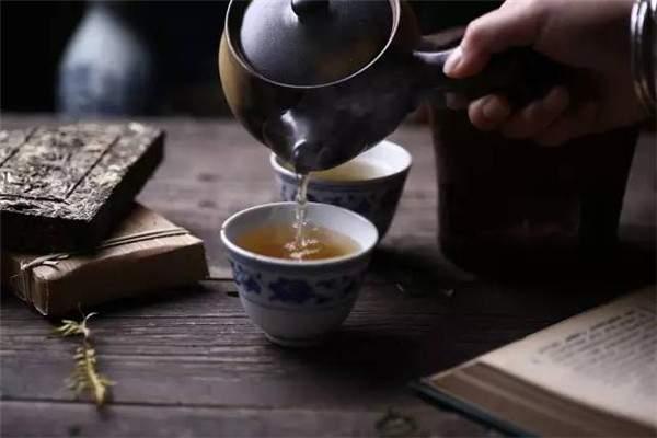 走入茶中，泡出自我